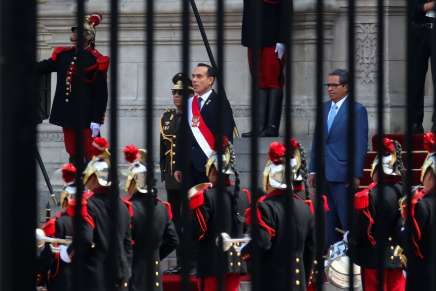 El nuevo presidente de Perú, José Jerí (C), llega al Palacio de Gobierno tras el anuncio de la destitución de Dina Boluarte el 10 de octubre de 2025 en Lima, Perú. (Mariana Bazo/Getty Images)