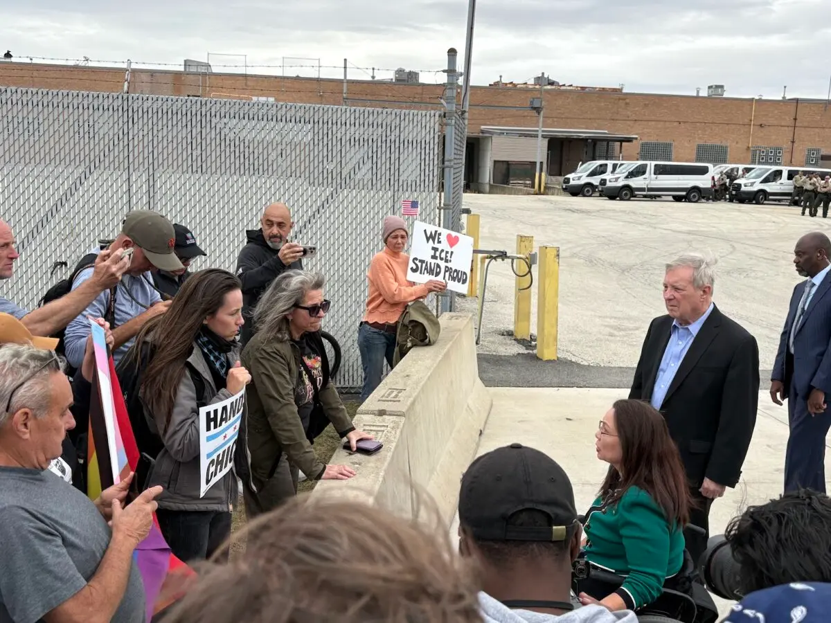 <em>Los senadores Dick Durbin y Tammy Duckworth (demócratas por Illinois) hablan con manifestantes frente a una instalación del Servicio de Inmigración y Control de Aduanas (ICE) en Broadview, cerca de Chicago, el 10 de octubre de 2025. (Nathan Worcester/The Epoch Times)</em>