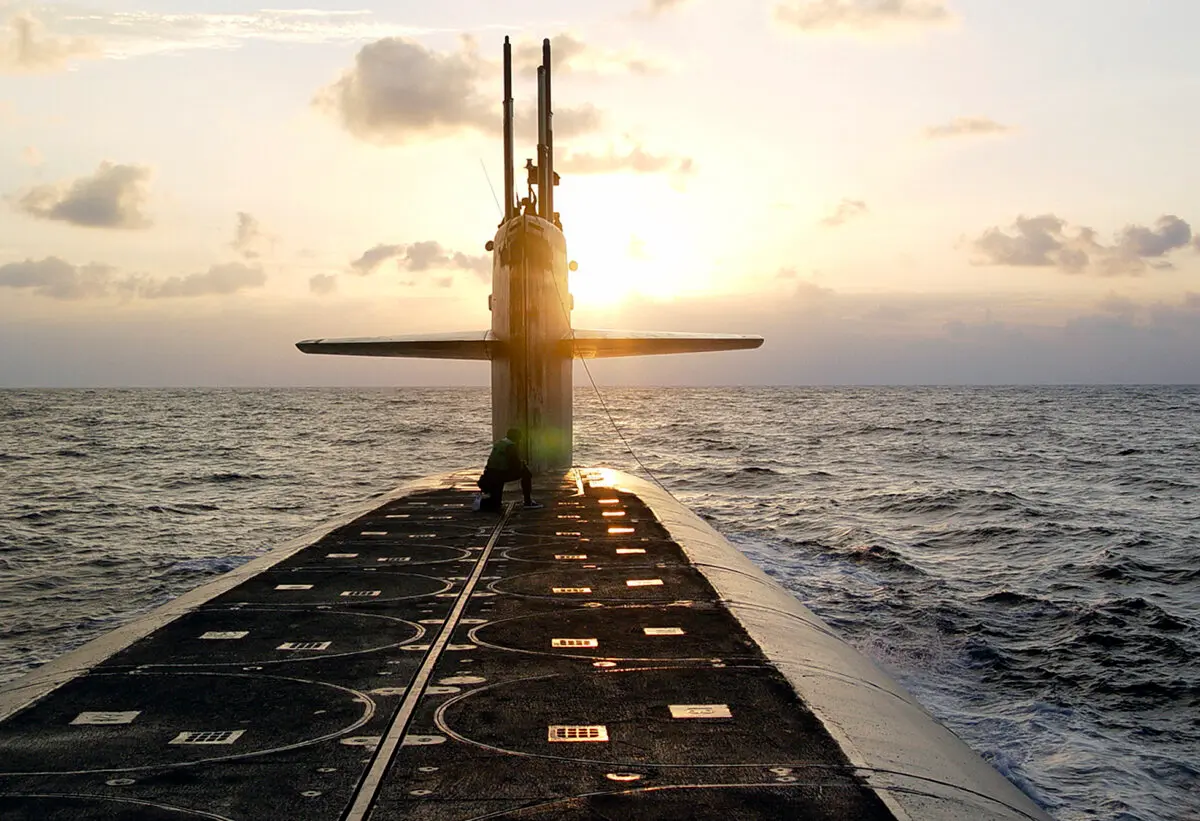 El submarino de misiles balísticos de clase Ohio USS Wyoming se aproxima a la Base Naval Submarina de Kings Bay, Georgia, el 9 de enero de 2008. (Teniente Rebecca Rebarich/Marina de los Estados Unidos)