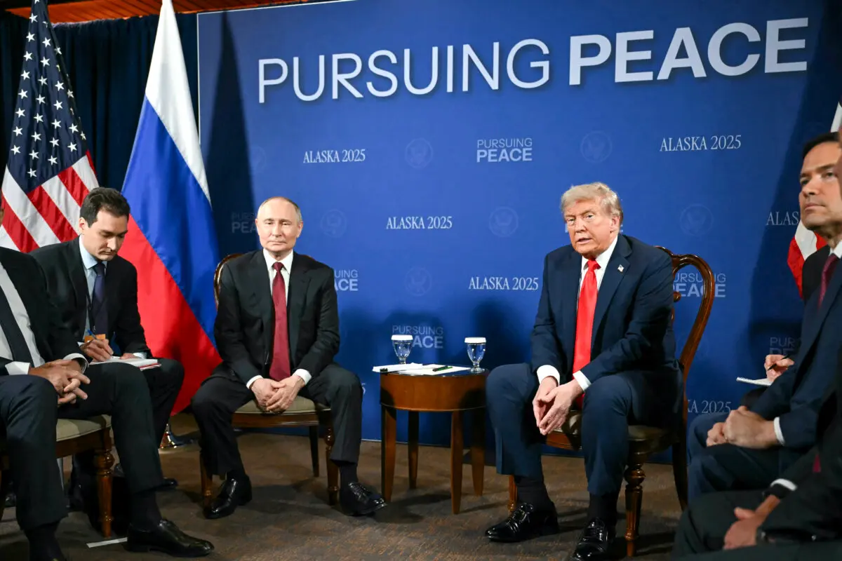 El presidente Donald Trump (centro derecha) y el presidente ruso Vladimir Putin (centro izquierda) se reúnen durante una cumbre sobre Ucrania en la Base Conjunta Elmendorf-Richardson en Anchorage, Alaska, el 15 de agosto de 2025. (Andrew Caballero-Reynolds/AFP)