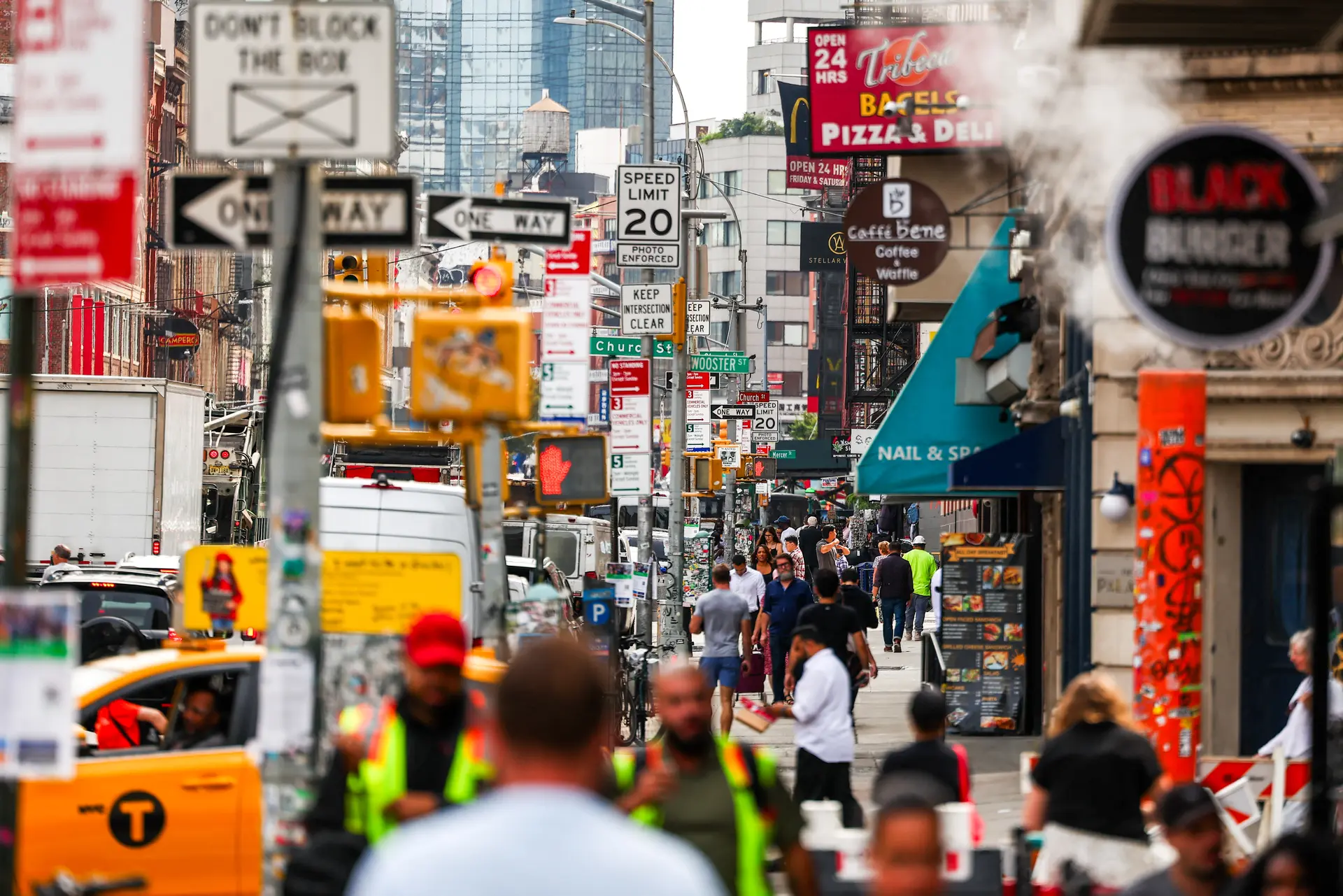 Peatones y automóviles circulan por una calle de Chinatown, en el distrito de Manhattan de la ciudad de Nueva York, el 30 de septiembre de 2025. (Charly Triballeau/AFP vía Getty Images)
