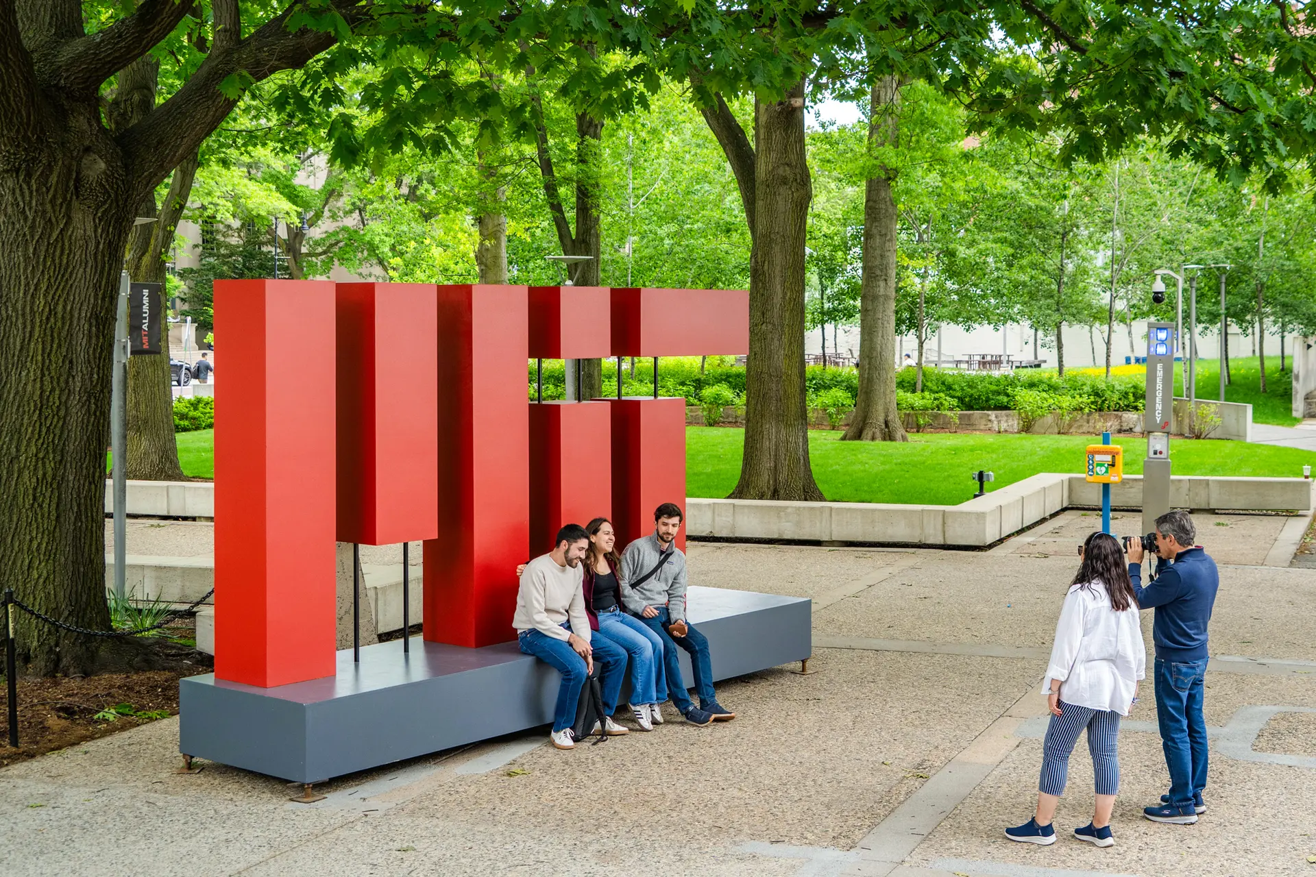 El campus del Instituto Tecnológico de Massachusetts en Cambridge, Massachusetts, el 25 de mayo de 2025. El Departamento de Educación ofrece incentivos a nueve universidades si aceptan poner fin a las preferencias basadas en la raza, impulsar la diversidad de puntos de vista y congelar las tasas de matrícula durante cinco años. (Learner Liu/The Epoch Times)