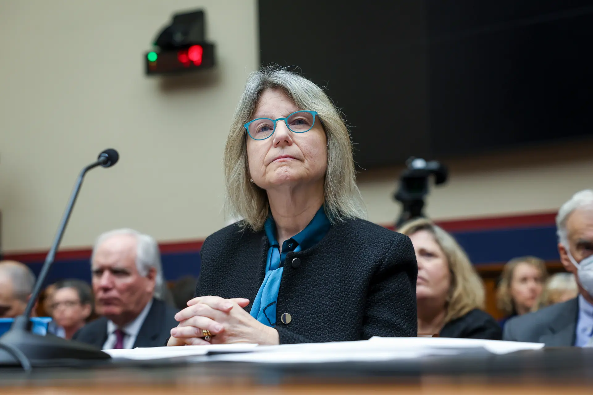 La presidenta del MIT, Sally Kornbluth, testifica ante el Comité de Educación y Fuerza Laboral de la Cámara de Representantes en Washington el 5 de diciembre de 2023. El 10 de octubre, escribió a la secretaria de Educación, Linda McMahon, rechazando la oferta de la administración. (Kevin Dietsch/Getty Images)
