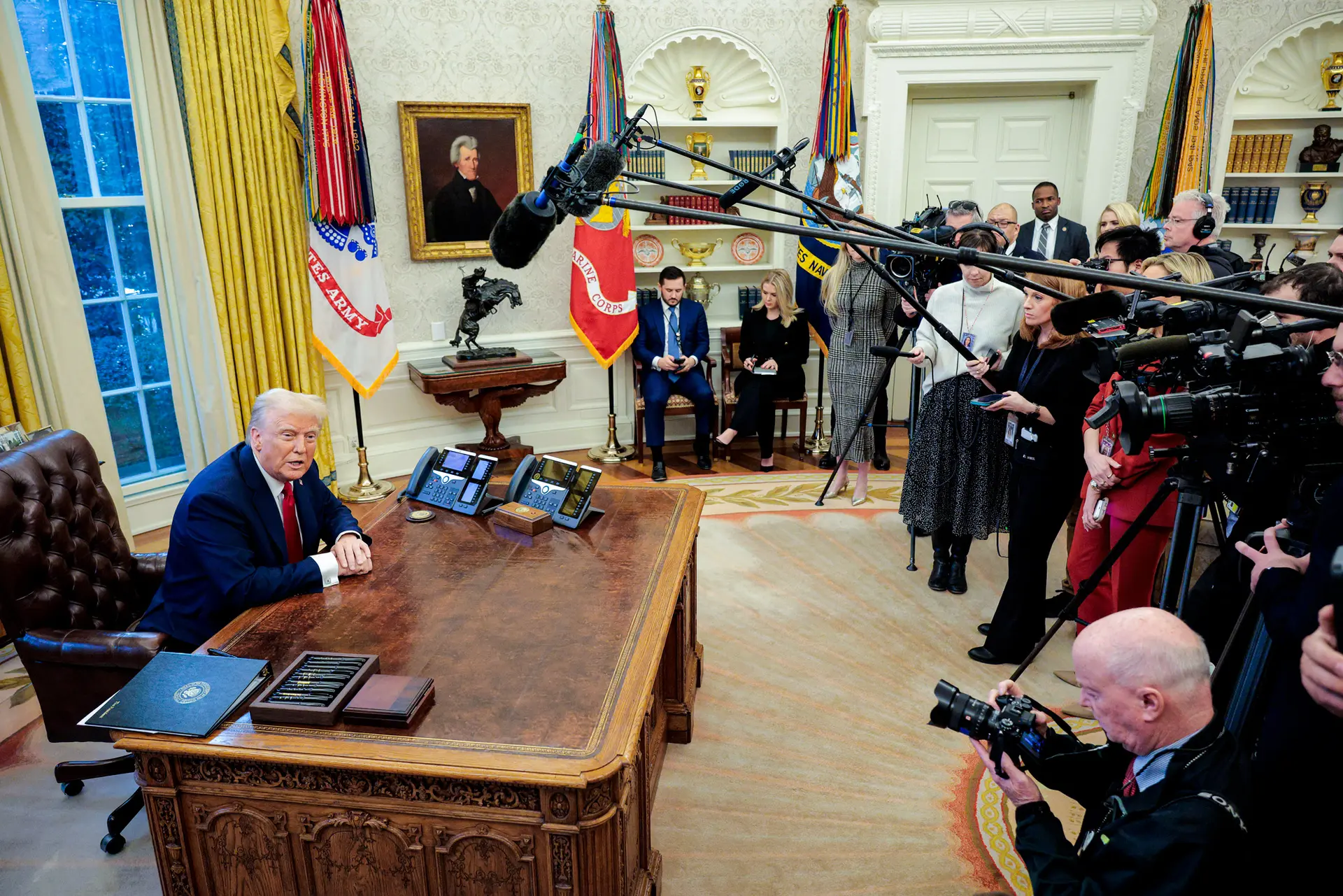 El presidente Donald Trump habla con los periodistas desde el escritorio Resolute después de firmar una orden ejecutiva en el Despacho Oval el 30 de enero de 2025. Trump aplicó una política educativa multifacética en su segundo mandato, utilizando amplias órdenes ejecutivas y ofreciendo incentivos financieros a los estados y a las instituciones individuales. (Chip Somodevilla/Getty Images)