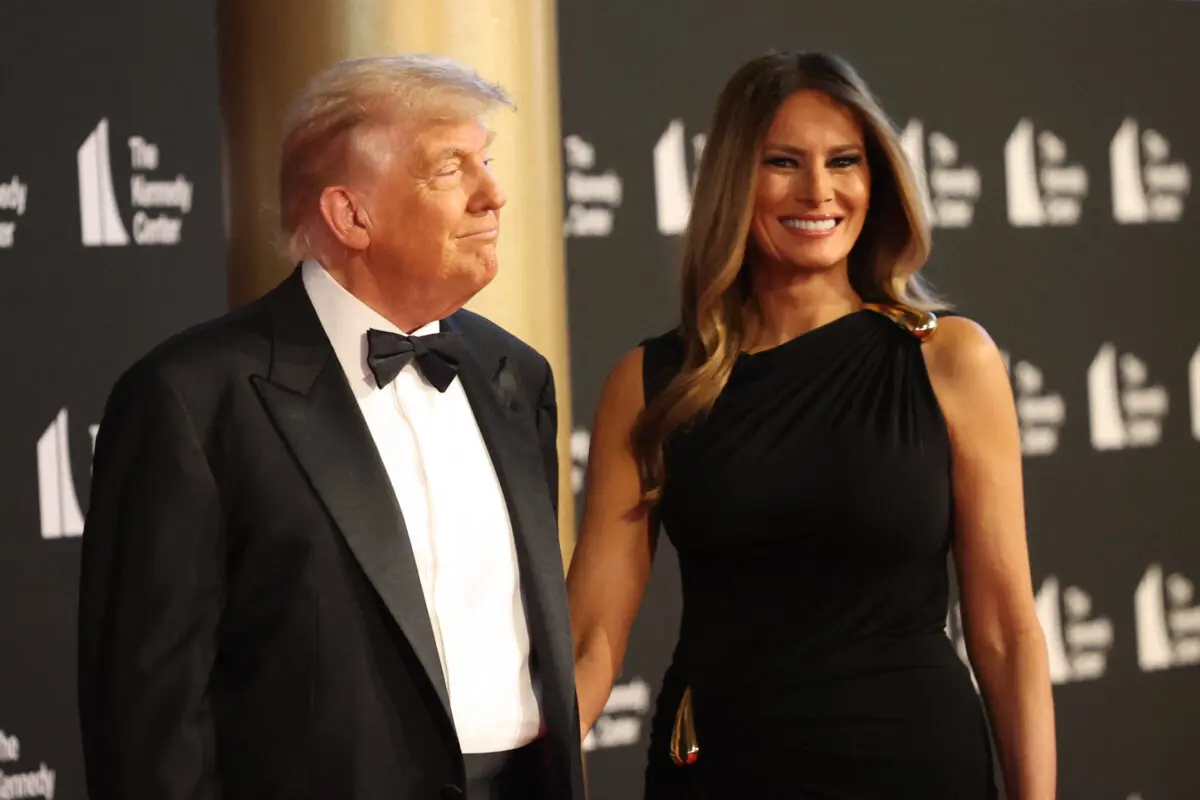 <em>El presidente Donald Trump (izquierda) y la primera dama Melania Trump llegan para asistir a la noche de estreno de «Los Miserables» en el Kennedy Center de Washington el 11 de junio de 2025. (Alex Wroblewski/AFP vía Getty Images)</em>