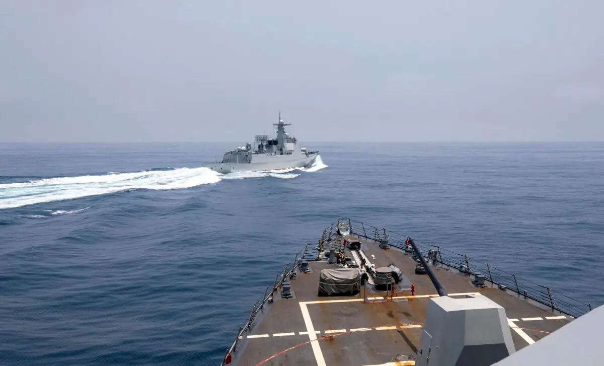 <em>El USS Chung-Hoon observa un buque de la Armada china realizando lo que denominó una maniobra "insegura" en el estrecho de Taiwán el 3 de junio de 2023. (Especialista en comunicación de masas de primera clase, Andre T. Richard/Marina de EE. UU. vía AP)</em>