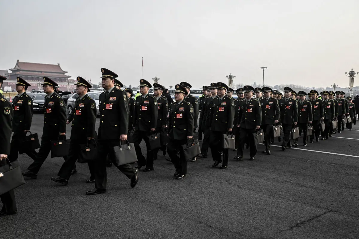 <em>Delegados militares llegan a la sesión inaugural de la Asamblea Popular Nacional (APN) en el Gran Salón del Pueblo en Beijing el 5 de marzo de 2025. (Wang Zhao/AFP vía Getty Images)</em>