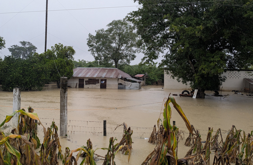 Una vivienda es afectada por las fuertes lluvias este viernes, en la comunidad de Alamo, en el estado de Veracruz, México. (EFE/ Miguel Victoria)