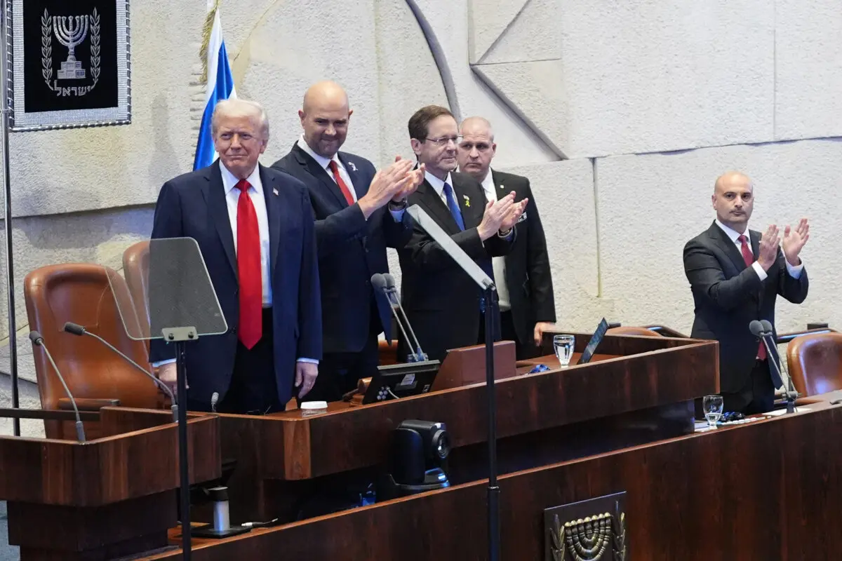 El presidente de Estados Unidos, Donald Trump, llega con el presidente del Knesset, Amir Ohana, y el presidente de Israel, Isaac Herzog, para hablar ante el Knesset, el Parlamento israelí, en Jerusalén, el 13 de octubre de 2025. (Evan Vucci - Pool/Getty Images)