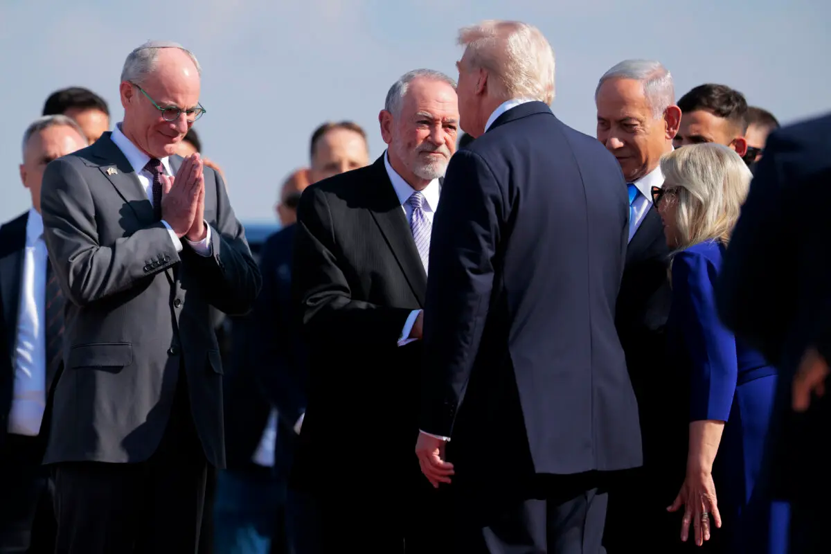 El presidente estadounidense Donald Trump es recibido por el primer ministro israelí Benjamin Netanyahu y otros funcionarios en el Aeropuerto Internacional Ben Gurión de Tel Aviv, Israel, el 13 de octubre de 2025. (Chip Somodevilla/Getty Images)