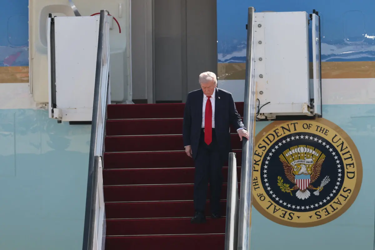 El presidente de Estados Unidos, Donald Trump, desembarca del Air Force One a su llegada al aeropuerto Ben Gurión, en las afueras de Lod, cerca de Tel Aviv, Israel, el 13 de octubre de 2025. (Jack Guez/AFP vía Getty Images)