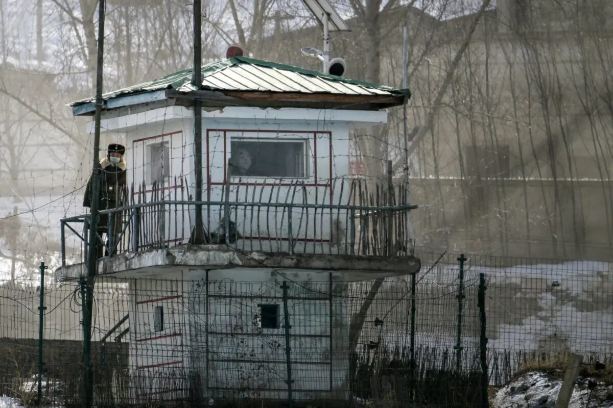 <em>Una torre de vigilancia en la frontera de la aldea norcoreana de Hyesan, vista desde Changbai, en la provincia nororiental china de Jilin. (Pedro Pardo/AFP vía Getty Images)</em>