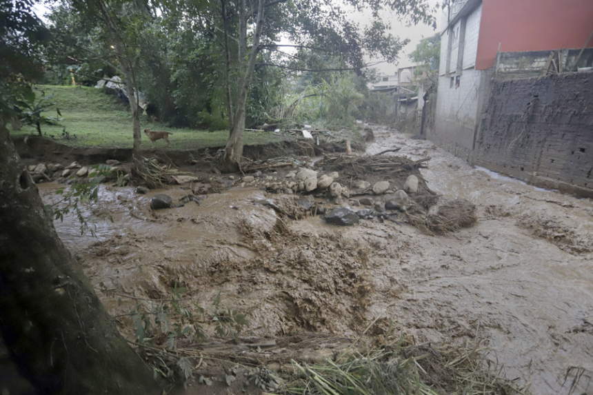 Fotografía que muestra una zona afectada por las fuertes lluvias este domingo, en Huauchinango (México). (EFE/ Hilda Ríos)