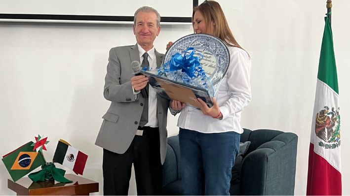 Rafael Loret de Mola Vadillo es galardonado en el Congreso Internacional Ciudadano, en la ciudad de Puebla, México, el 13 de octubre de 2025. (Eduardo Tzompa/The Epoch Times)
