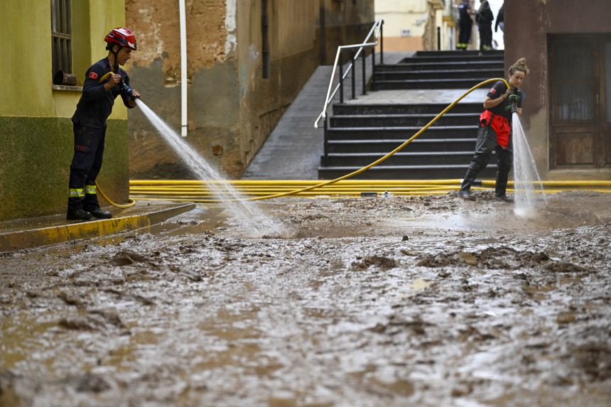 Varias personas trabajan en la limpieza de las calles durante la mañana de este lunes cuando la dana que desde ayer azota el sur de Cataluña ha provocado 69 incidentes que han dejado a 18 personas heridas, una de ellas de gravedad, tras dejar récords históricos de lluvias, que han alcanzado los 280 litros por metro cuadrado en poblaciones como Mas de Barberans, Tarragona. (EFE/Andreu Esteban)