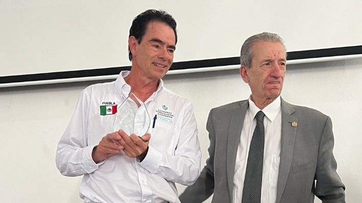 El empresario, Eduardo Novoa, quien fue galardonado en el Congreso Internacional Ciudadano, se encuentra a lado de Rafael Loret de Mola Vadillo, en la ciudad de Puebla, México, el 13 de octubre de 2025. (Eduardo Tzompa/The Epoch Times)
