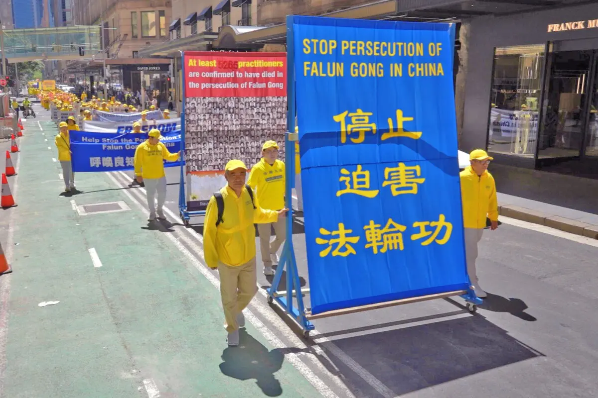 Practicantes de Falun Dafa de todo el país se unieron a un desfile en Sídney, Australia, el 10 de octubre de 2025. (Wang Nan/NTD TV).