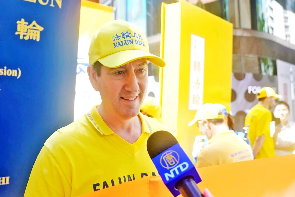 Mark Hutchison, fundador de Lifewood Floors, voló desde Perth, en Australia Occidental, para unirse al desfile de Falun Dafa en Sídney. (Wang Nan/NTD TV).