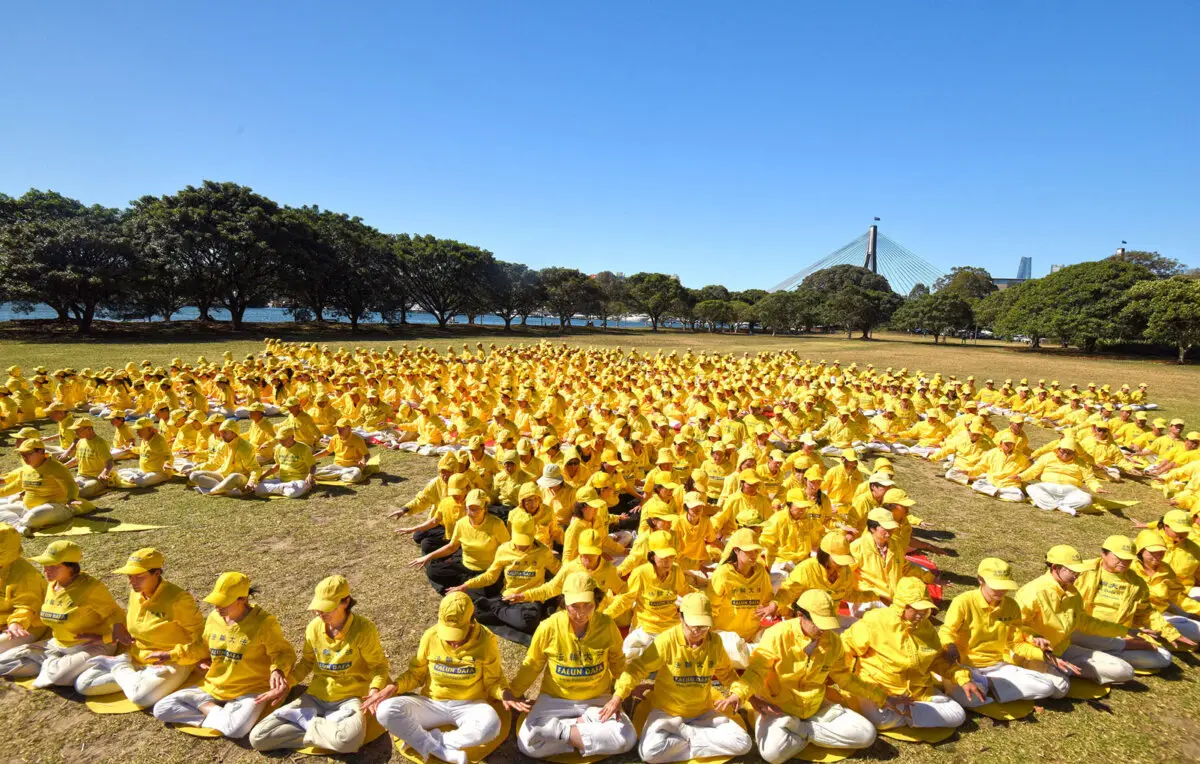 Los practicantes de Falun Gong vestidos con atuendos coloridos coordinados formaron un gigantesco patrón de Falun en Jubilee Park, Sydney, Australia, el 11 de octubre de 2025. (Wang Nan / NTD TV).