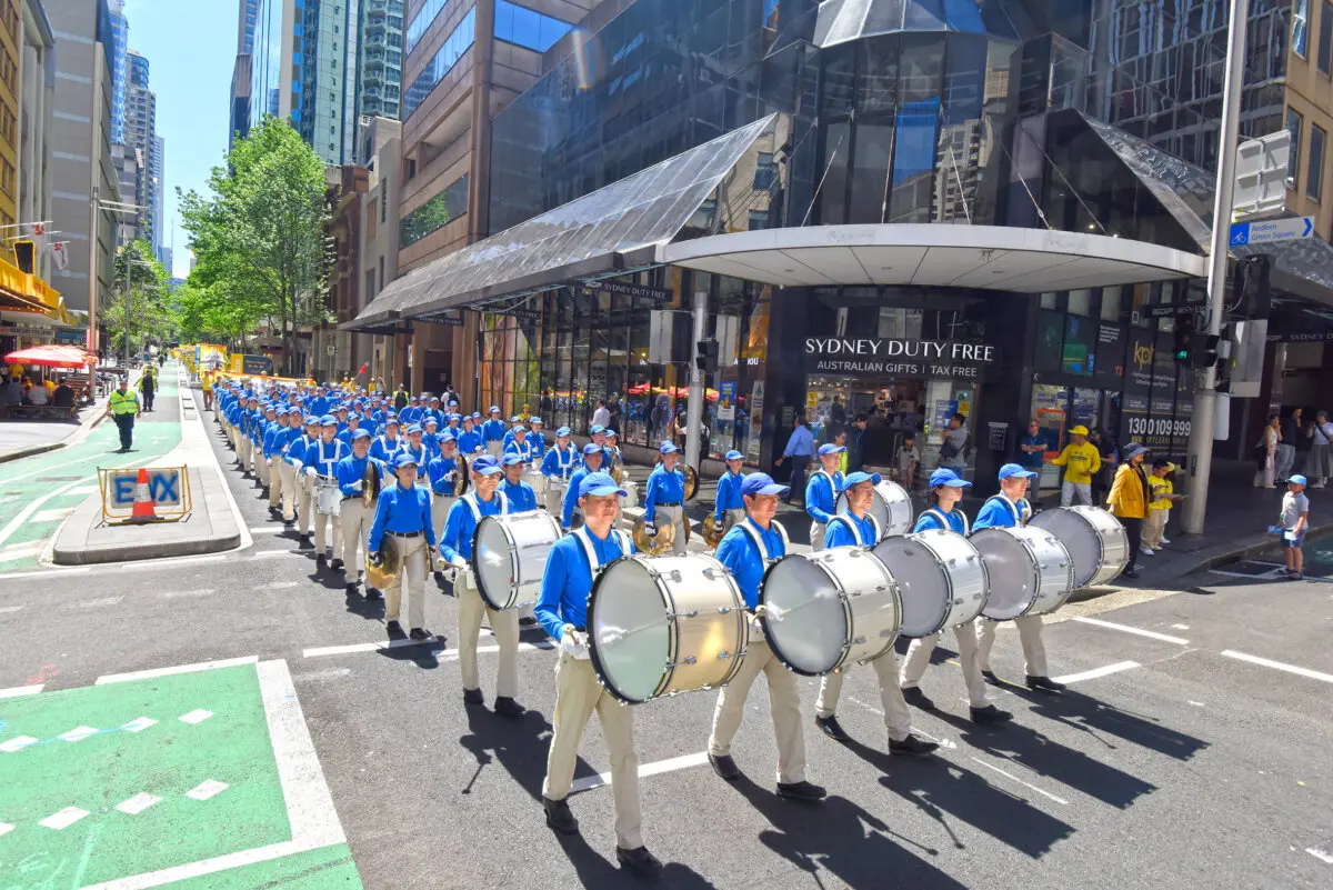Practicantes de Falun Dafa participan en una actuación de la "Banda Celestial" como parte de un desfile en el distrito financiero de Sídney, Australia, el 10 de octubre de 2025. (Nick Shen/The Epoch Times).
