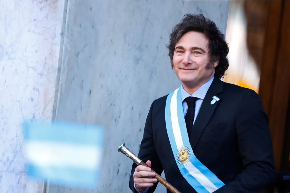El presidente argentino Javier Milei sube al escenario frente al Cabildo durante la conmemoración del 214 aniversario de la Revolución de Mayo, en Córdoba, Argentina, el 25 de mayo de 2024. (Leandro Bustamante Gómez/Reuters)
