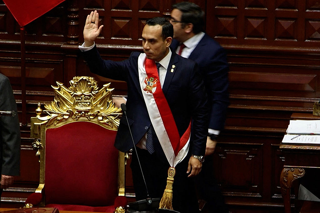 Esta captura de vídeo de AFPTV muestra al nuevo presidente interino de Perú, José Jeri Ore, saludando tras prestar juramento durante una ceremonia en el Congreso Nacional, después de que los legisladores destituyeran a la presidenta Dina Boluarte en Lima el 10 de octubre de 2025. (CHRISTIAN SIERRA/AFP vía Getty Images)