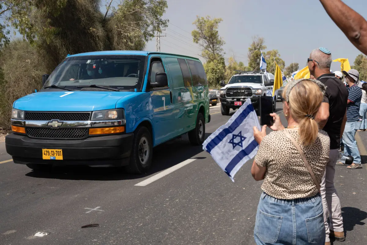 <em>Israelíes se reúnen con bandas nacionales frente a la base militar de Reim para dar la bienvenida a los rehenes, cerca de la frontera con Gaza, en el sur de Israel, el 13 de octubre de 2025. (Maya Levin/AFP vía Getty Images)</em>
