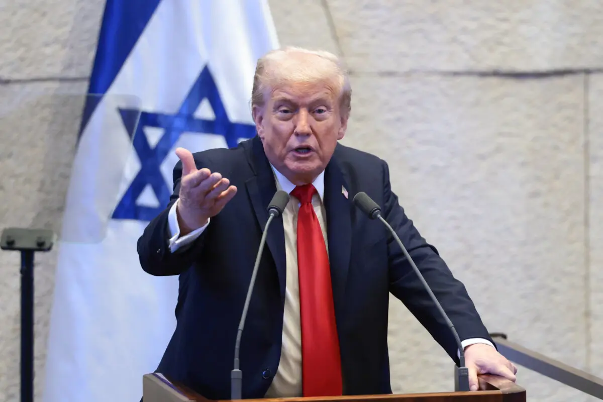 <em>El presidente de Estados Unidos, Donald Trump, se dirige a la Knesset, el parlamento israelí, en Jerusalén el 13 de octubre de 2025. (Evelyn Hockstein - Pool/Getty Images)</em>
