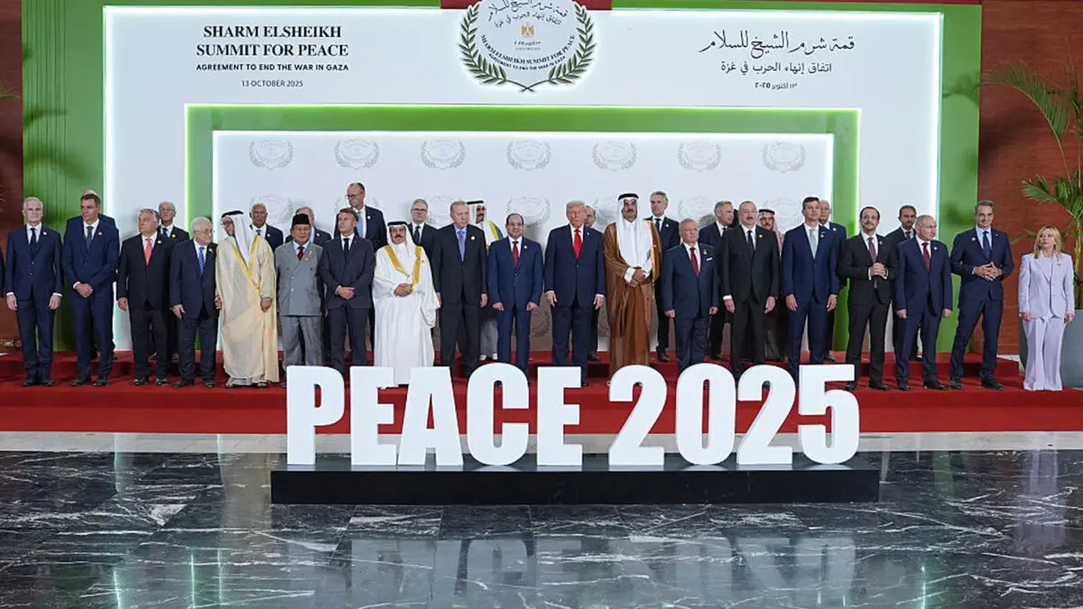 <em>El presidente Donald Trump (centro) y otros líderes mundiales posan para una foto durante una cumbre de líderes europeos y de Oriente Medio en Sharm el-Sheikh, Egipto, el 13 de octubre de 2025. (Evan Vucci/Pool/Getty Images)</em>