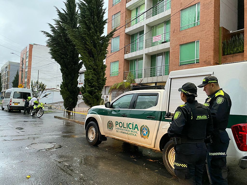 <em>Agentes de policía trabajan en el lugar del atentado contra los activistas venezolanos Luis Alejandro Peche y Yendri Velásquez fueron tiroteados en Bogotá el 13 de octubre de 2025. (JUAN RESTREPO/AFP vía Getty Images)</em>
