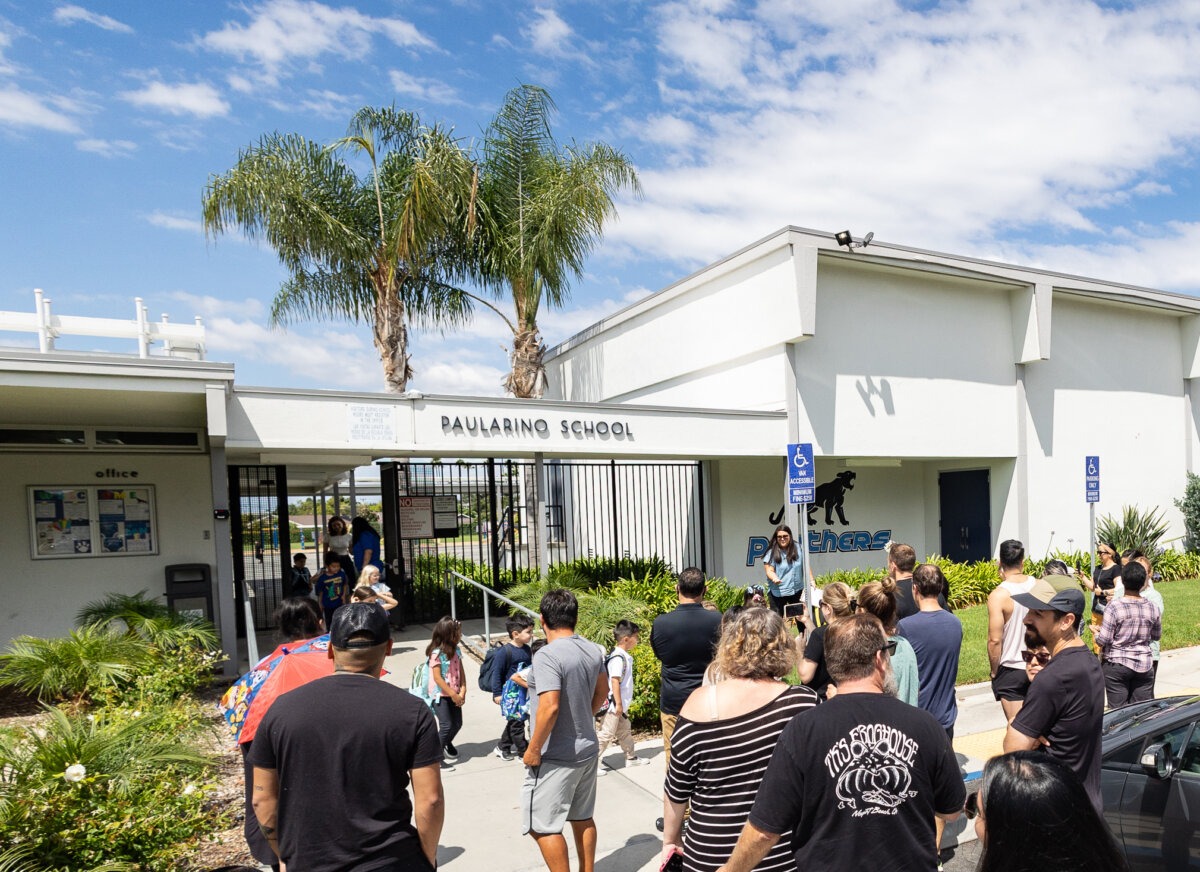 Los padres recogen a sus hijos en la escuela primaria Paularino, del distrito escolar unificado Newport-Mesa, en Costa Mesa, California, el 21 de agosto de 2023. (John Fredricks/The Epoch Times).