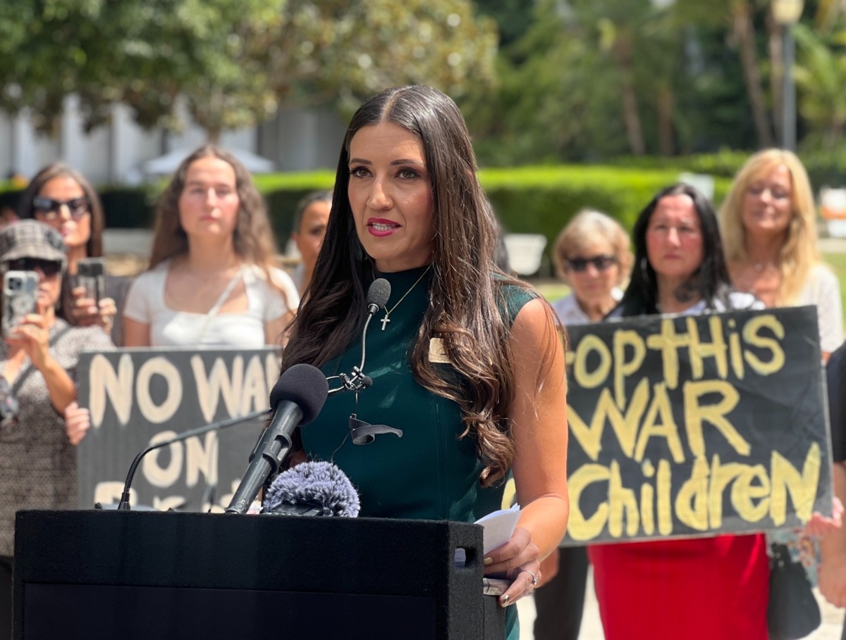 Sonja Shaw, presidenta del Distrito Escolar Unificado de Chino Valley, habla en una rueda de prensa frente al Capitolio del estado de California en Sacramento, California, el 14 de agosto de 2023. (Cortesía del Consejo Familiar de California).
