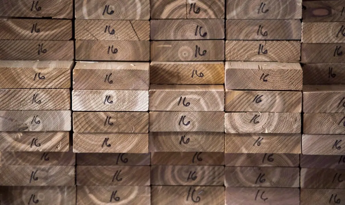 Tablones de cedro apilados en un almacén de madera de Montreal el 25 de abril de 2017. (The Canadian Press/Paul Chiasson)