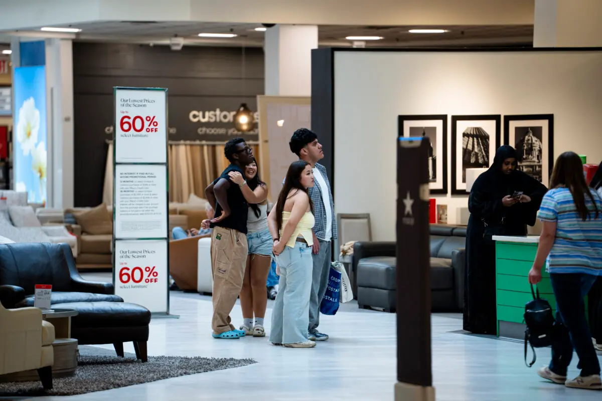 Compradores en el Mall of America en Bloomington, Minnesota, el 29 de agosto de 2025. (Madalina Kilroy/The Epoch Times)