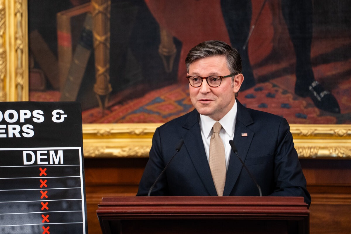 El presidente de la Cámara de Representantes, Mike Johnson (R-LA), habla con los periodistas durante el cierre del Gobierno en Washington el 13 de octubre de 2025. (Madalina Kilroy/The Epoch Times).