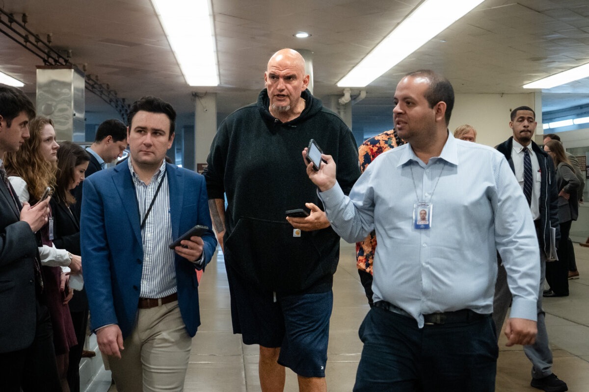 El senador John Fetterman (D-PA) habla con los periodistas en Washington el 9 de octubre de 2025. (Madalina Kilroy/The Epoch Times).