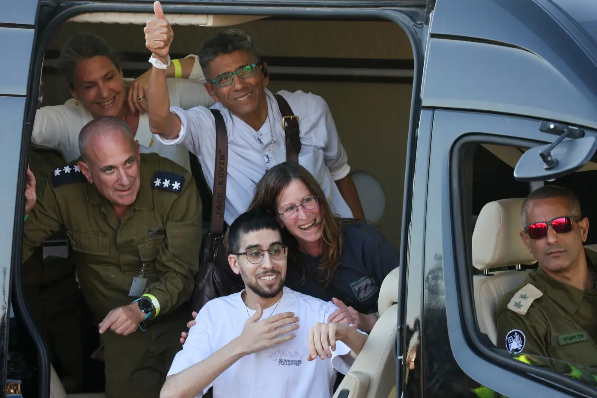 <em>El rehén israelí liberado, Evyatar David, reacciona a su llegada al Hospital Beilinson del Centro Médico Rabin en Petah Tikva, en el centro de Israel, el 13 de octubre de 2025. (Gil Cohen-Magen/AFP vía Getty Images)</em>