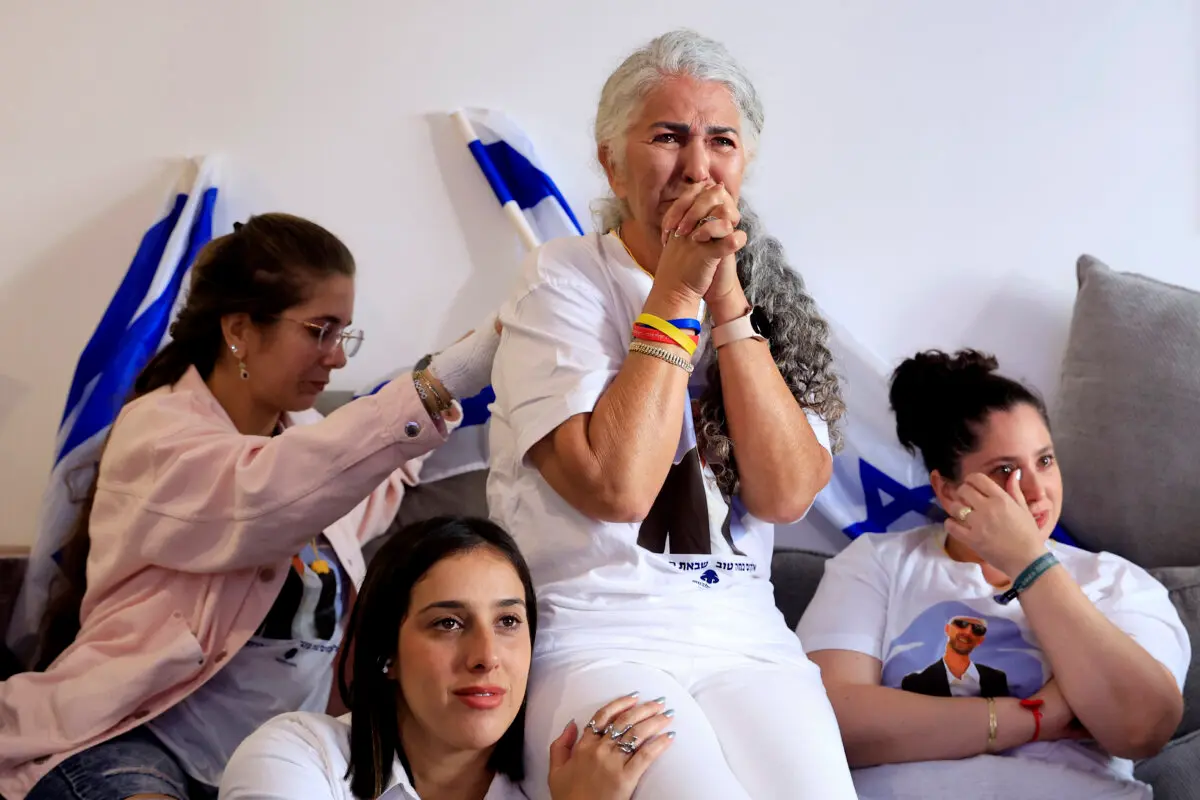 <em>Familiares y amigos del rehén Elkana Bohbot reaccionan mientras observan la transmisión en vivo de la liberación del rehén desde la casa de la madre de Bohbot en Mevaseret Zion en Tel Aviv, Israel, el 13 de octubre de 2025. (Imágenes de Amir Levy y Getty)</em>