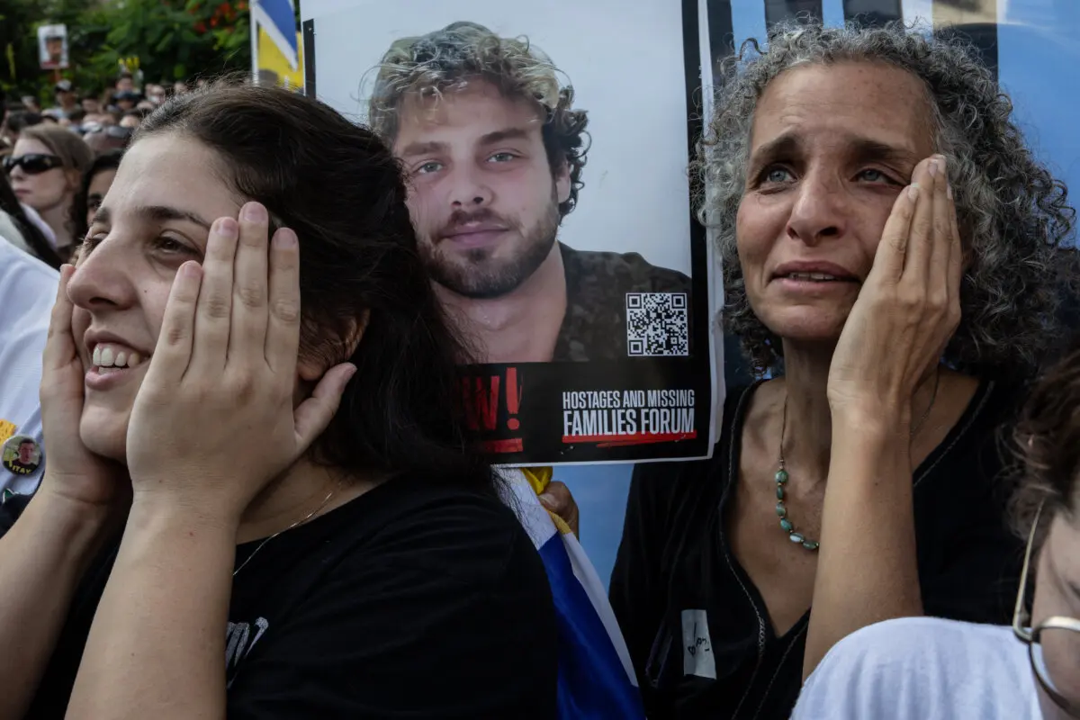 <em>La gente reacciona al ver la transmisión en vivo de la liberación de rehenes en la Plaza de los Rehenes en Tel Aviv, Israel, el 13 de octubre de 2025. ()Chris McGrath/Getty Images)</em>