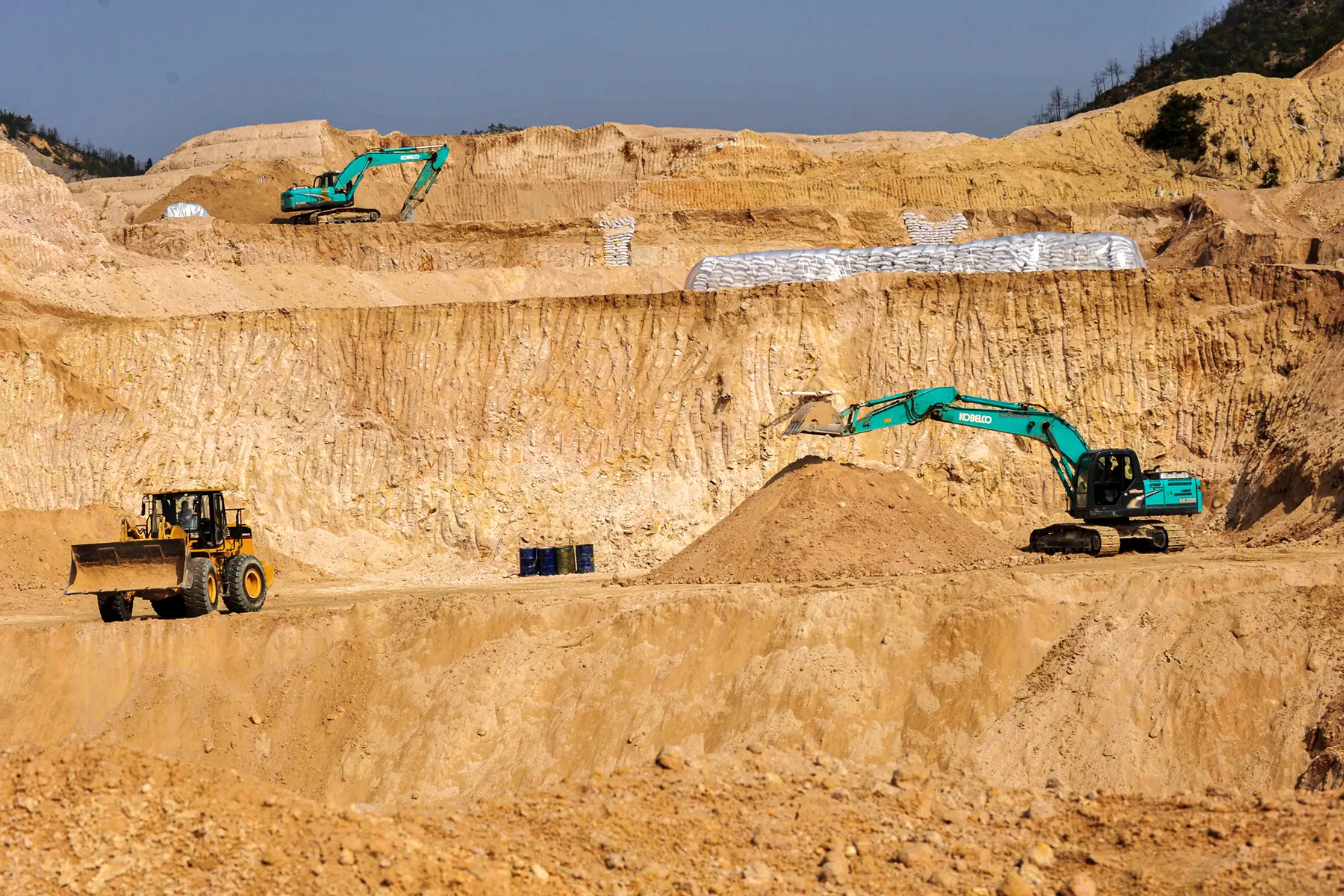 Los trabajadores utilizan maquinaria para excavar en una mina de tierras raras en el condado de Ganxian, provincia de Jiangxi, China, el 30 de diciembre de 2010. China anunció el 9 de octubre un endurecimiento de los controles a la exportación de tierras raras, que entrará en vigor el 1 de diciembre, en una medida que sorprendió a Washington y a otros gobiernos occidentales. (Archivo/Chinatopix vía AP).