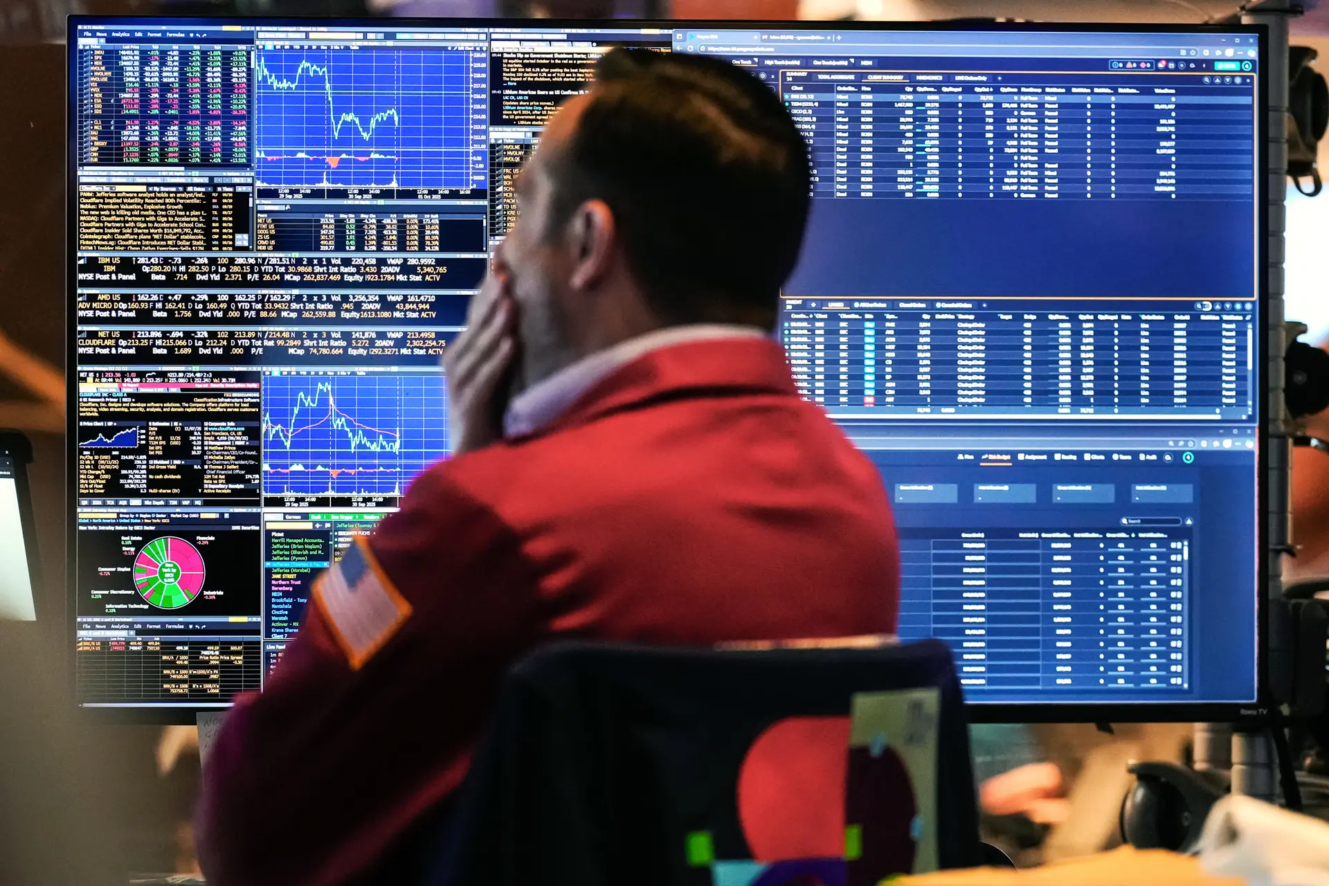 Un operador bursátil supervisa los datos financieros en la sala de la Bolsa de Nueva York el 1 de octubre de 2025. Las acciones estadounidenses cayeron el 10 de octubre debido a la preocupación de que los nuevos controles de exportación de tierras raras de China pudieran perjudicar el crecimiento de las empresas de inteligencia artificial. (Seth Wenig/AP Photo).