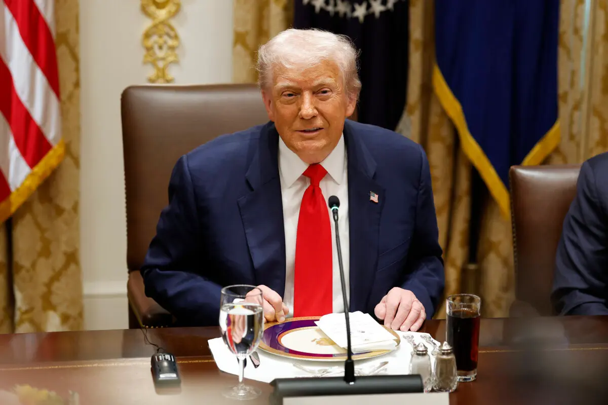 El presidente Donald Trump reacciona durante una reunión con el presidente de Argentina, Javier Milei, en la Sala del Gabinete de la Casa Blanca el 14 de octubre de 2025. (Kevin Dietsch/Getty Images)
