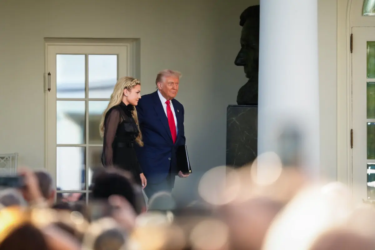 El presidente Donald Trump y Erika Kirk, viuda de Charlie Kirk, durante la ceremonia de entrega de la Medalla de la Libertad a Charlie Kirk en el Jardín de las Rosas de la Casa Blanca el 14 de octubre de 2025. (Madalina Kilroy/The Epoch Times)