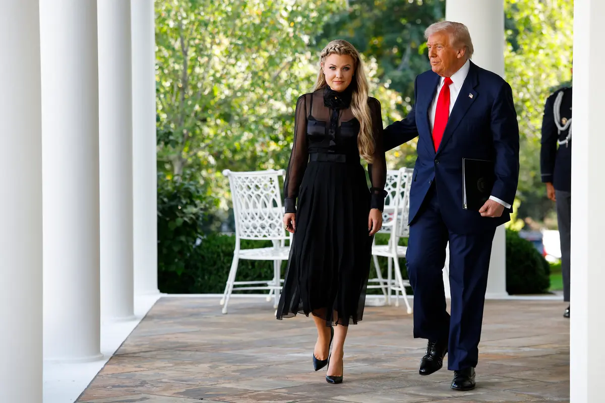 Erika Kirk (izquierda), esposa del difunto comentarista conservador Charlie Kirk, llega con el presidente de Estados Unidos, Donald Trump, mientras este concede póstumamente la Medalla Presidencial de la Libertad a Charlie Kirk durante una ceremonia en el Jardín de las Rosas de la Casa Blanca el 14 de octubre de 2025. (Kevin Dietsch/Getty Images)
