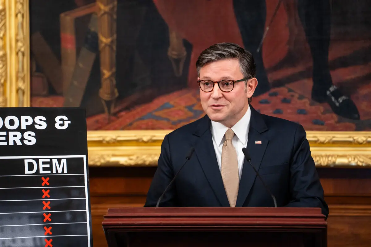 El presidente de la Cámara de Representantes, Mike Johnson (republicano por Luisiana), habla con la prensa durante el cierre del gobierno en Washington el 13 de octubre de 2025. (Madalina Kilroy/The Epoch Times)