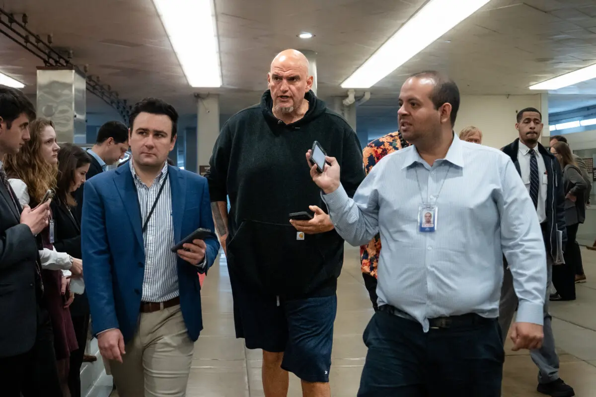 El senador John Fetterman (demócrata por Pensilvania) habla con la prensa en Washington el 9 de octubre de 2025. (Madalina Kilroy/The Epoch Times)