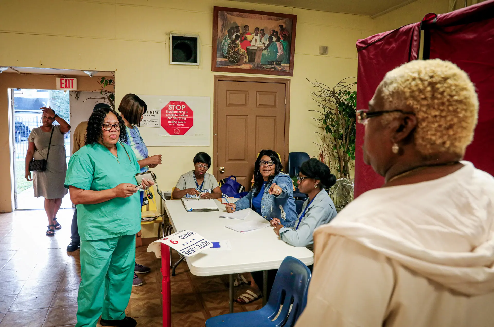 Los votantes emiten sus votos en la iglesia bautista St. David's, en el distrito 9 de Nueva Orleans, el 5 de noviembre de 2024. El caso de La Corte Suprema Louisiana contra Callais podría prohibir el uso de la raza en la redistribución de distritos electorales y plantear dudas sobre si la Ley del Derecho al Voto se ajusta a la Constitución de los Estados Unidos. (Sandy Huffaker/AFP a través de Getty Images)