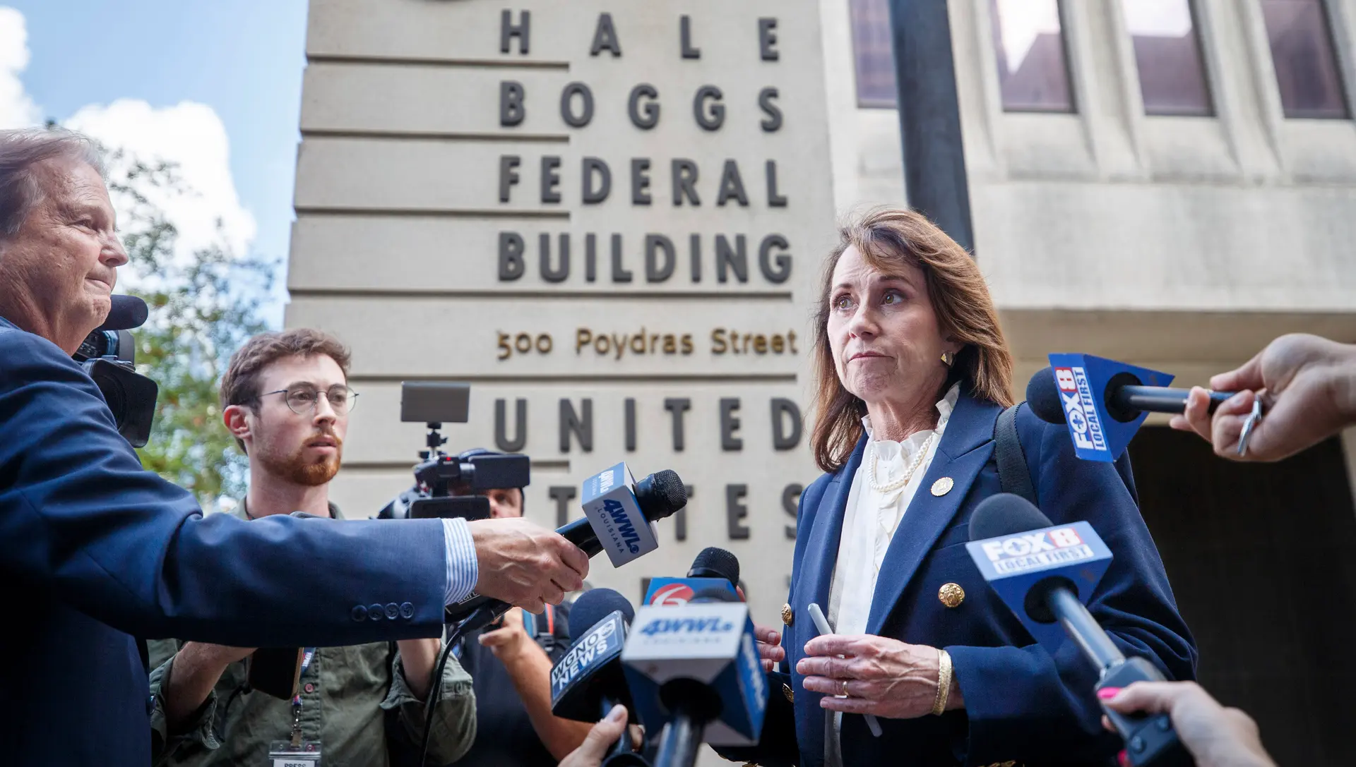 La fiscal general de Luisiana, Liz Murrill, habla frente al edificio federal Hale Boggs en Nueva Orleans el 19 de mayo de 2025. Murrill criticó una orden anterior de La Corte Suprema que exigía un mapa del Congreso que creara un segundo distrito con mayoría negra, afirmando que obligaba al estado a violar la Constitución de los Estados Unidos. (David Grunfeld/The Times-Picayune/The New Orleans Advocate vía AP)