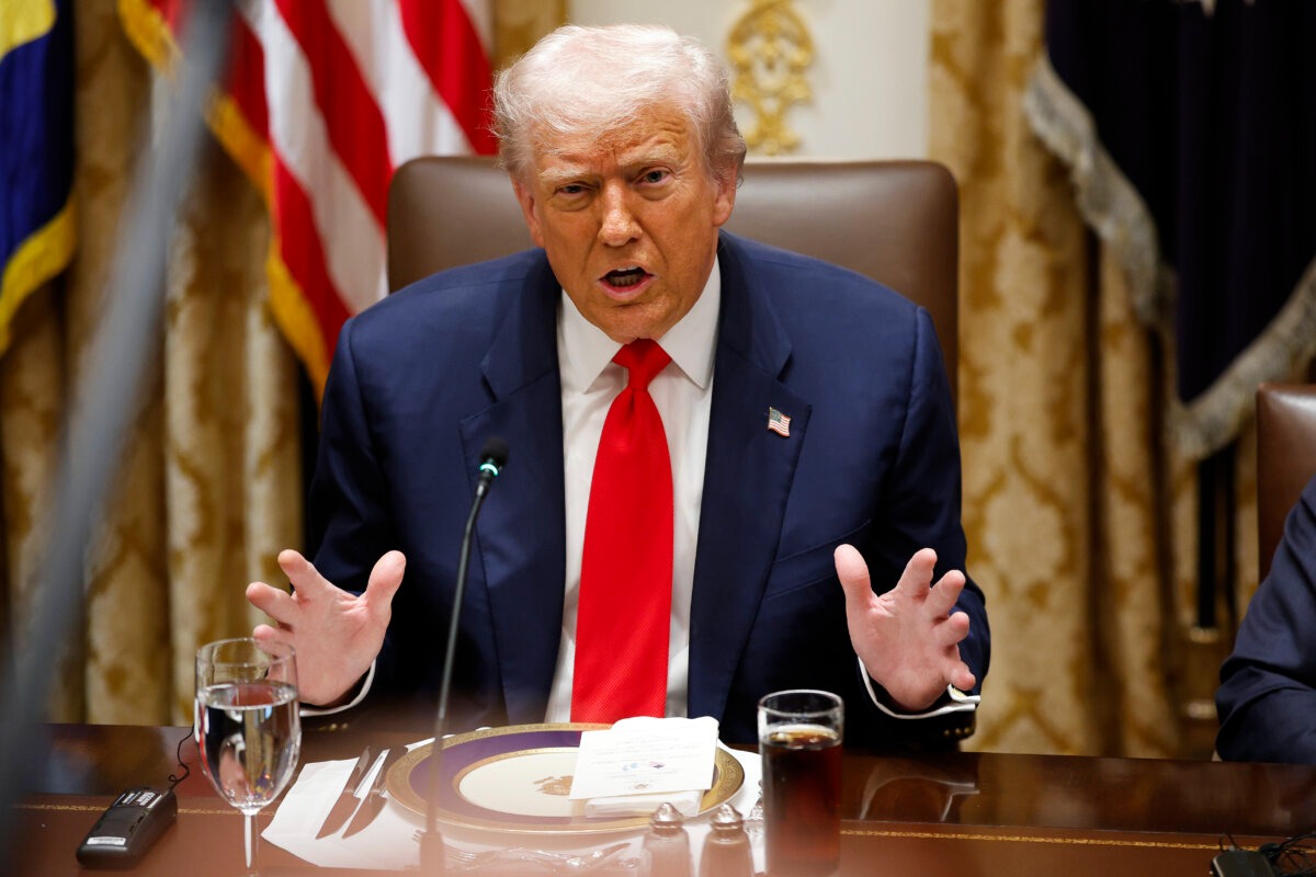 El presidente Donald Trump habla durante una reunión con el presidente de Argentina, Javier Milei, en la Sala del Gabinete de la Casa Blanca el 14 de octubre de 2025. (Kevin Dietsch/Getty Images).