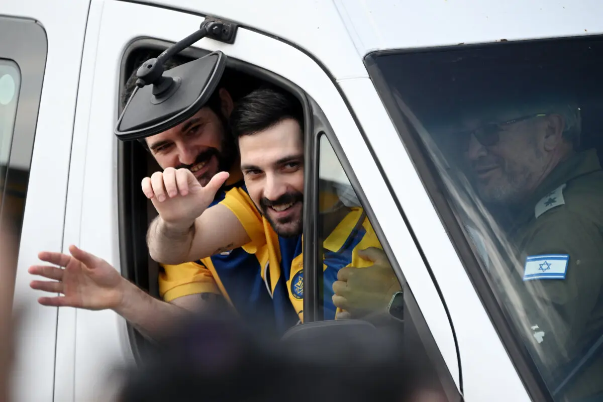 <em>Los rehenes de Gaza, Ziv y Gali Berman, saludan a sus partidarios mientras son trasladados en un vehículo tras su llegada al Centro Médico Chaim Sheba en Tel HaShomer, Ramat Gan, Israel, el 13 de octubre de 2025. (Alexi J. Rosenfeld/Getty Images)</em>
